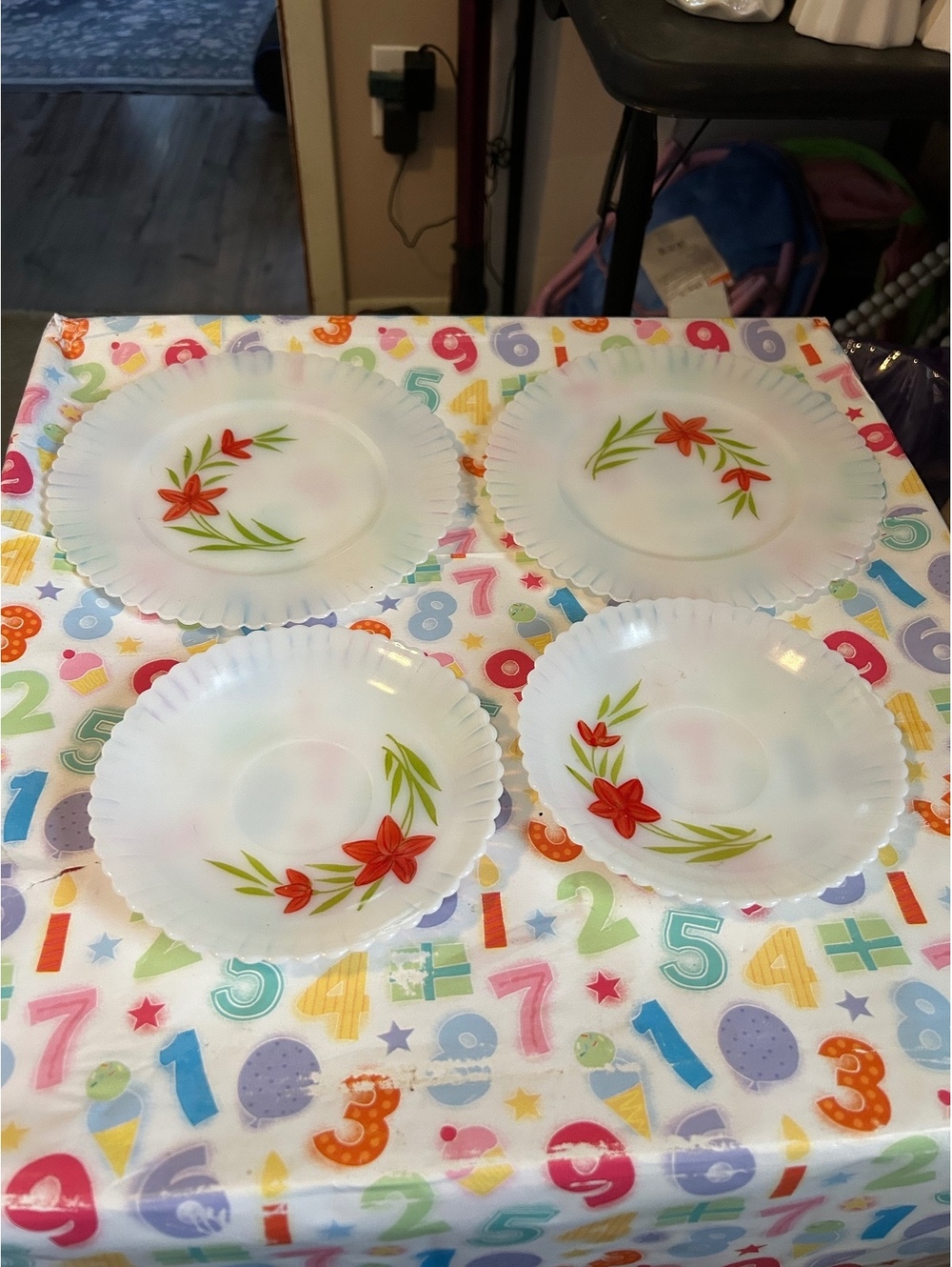 Set of 4 1930s monax milk glass plates